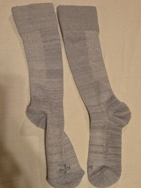 Women Gray Knee High CompressionSocks Solid Pattern Full Toe Medium Size 1 Pair